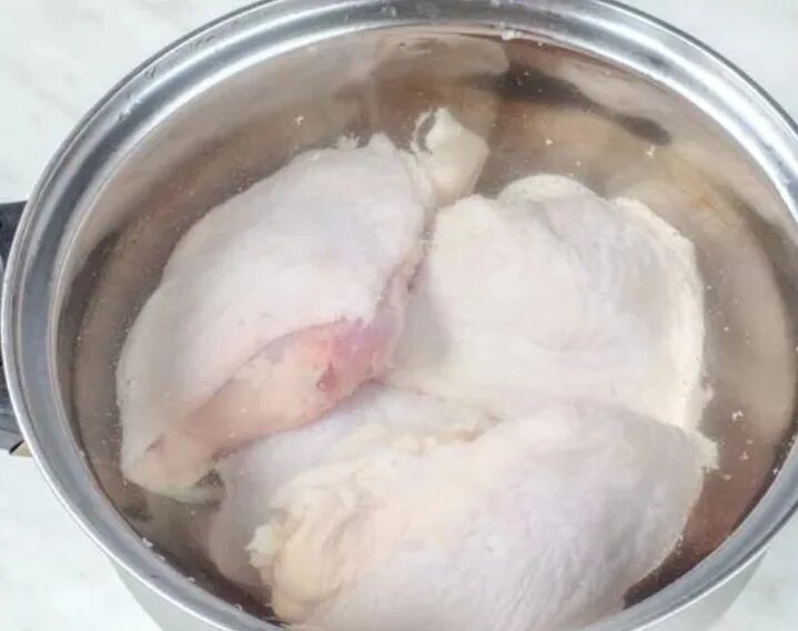 Сколько варить курицу для супа после. Вареное куриное бедро. Бедрышки куриные вареные. Отварная куриная бедро. Вареное бедро курицы.