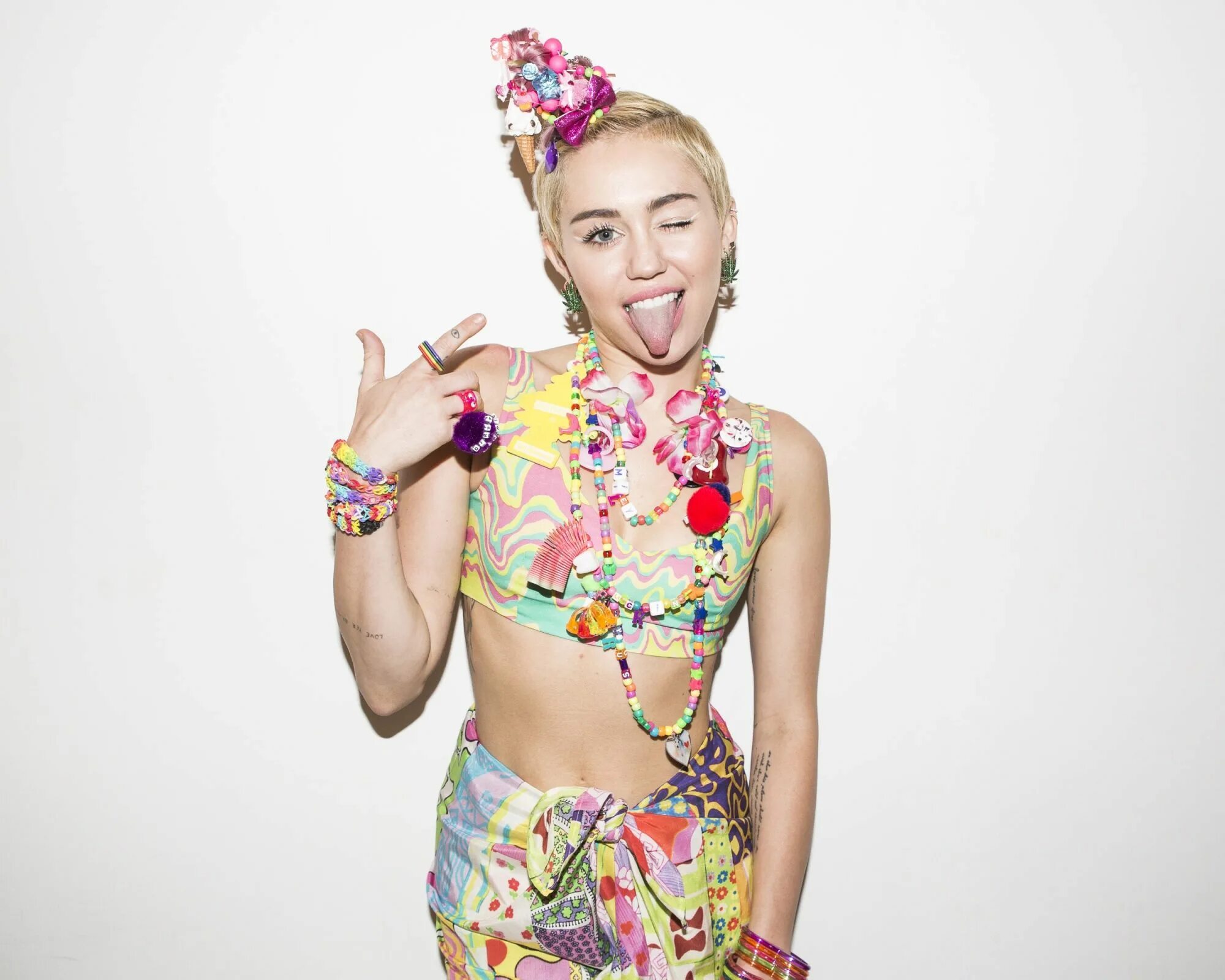 Miley cyrus perform flowers. Майли сайрус. Miley cyrus perform flowers. Майли сайрус 2022. Майли сайрус фото.