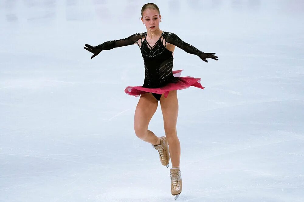 Камила валиева четверной прыжок. Горячий лед прыжки. Камила валиева 2021. Камила валиева фигурное катание. Фигуристы эстетика.