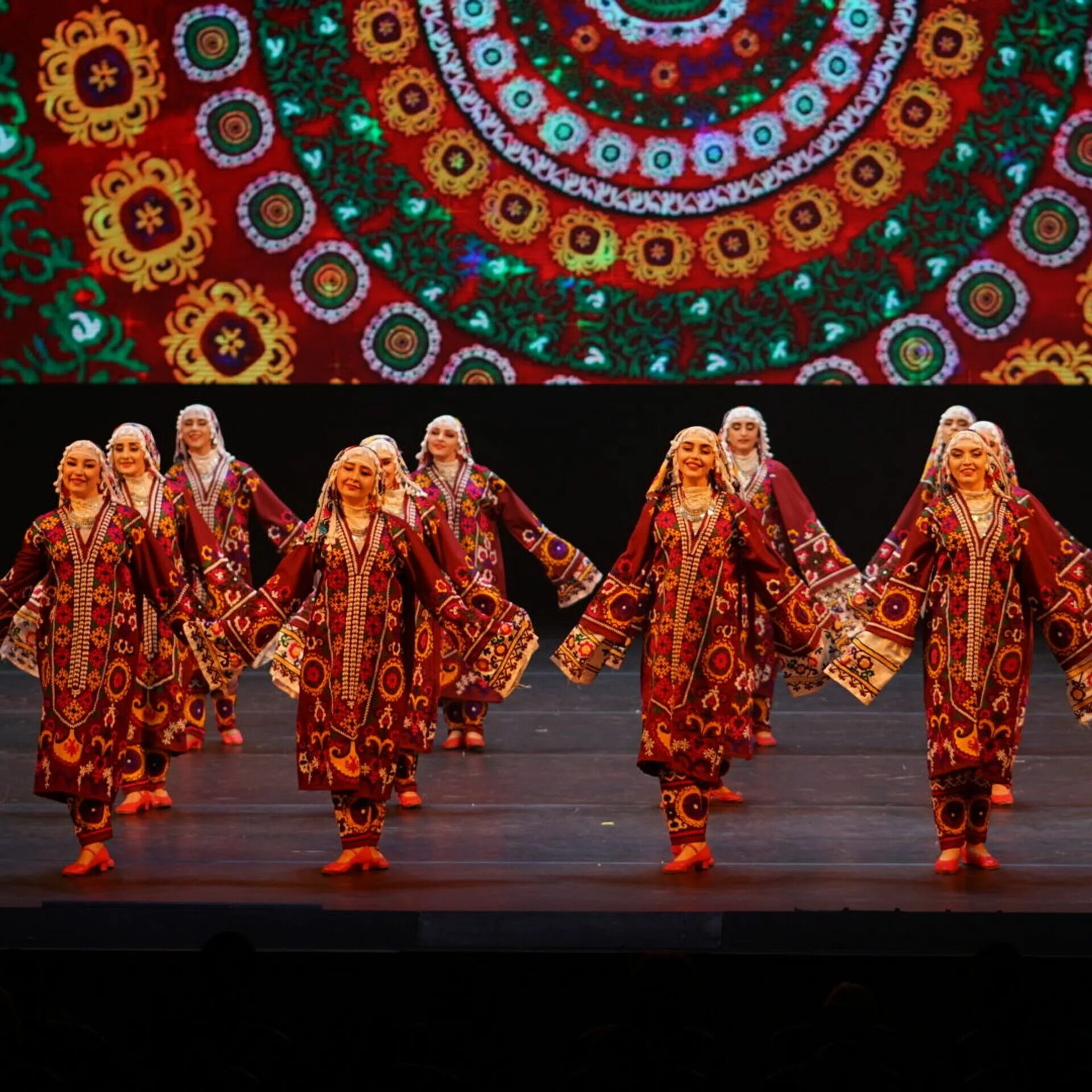 Танцующий таджик. Национальная культура Таджикистана. Народные танцы Таджикистана. Национальный танец таджиков. Культура таджиков.