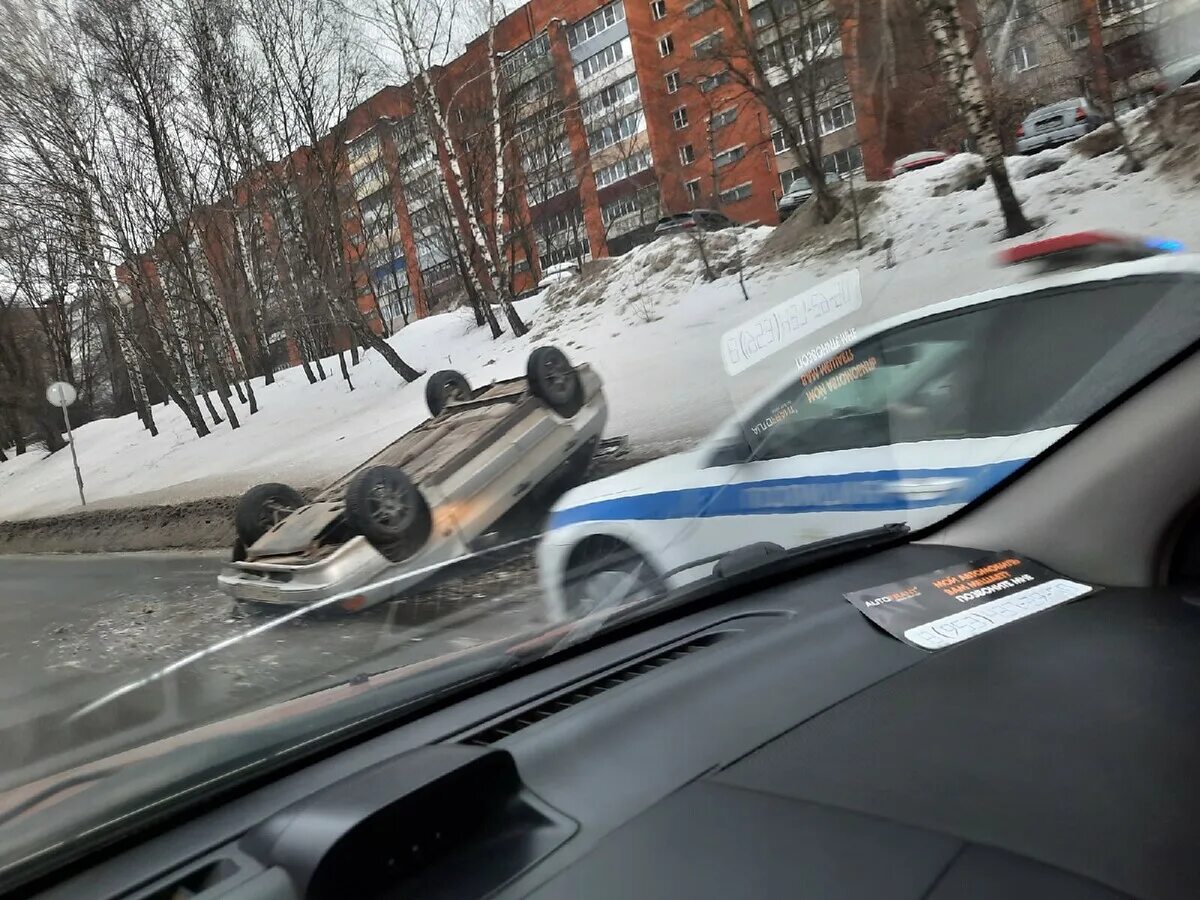 Авария в Туле на Калужском шоссе. Перевернутая машина. Тула происшествия за неделю