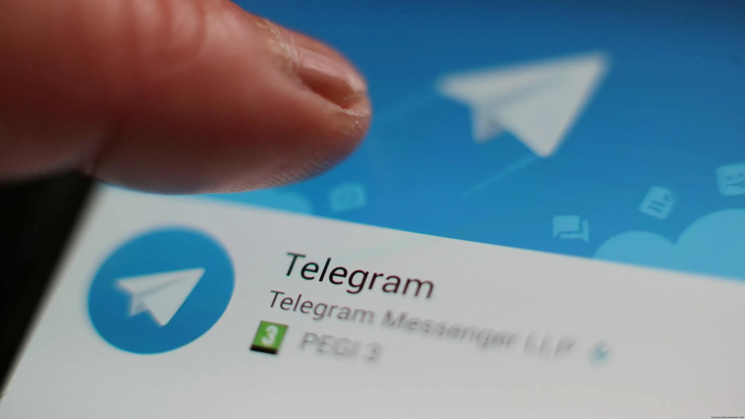 Telegram update. Телеграмм. Фото для телеграмма. Телеграмма в руках. Телеграм в руке.