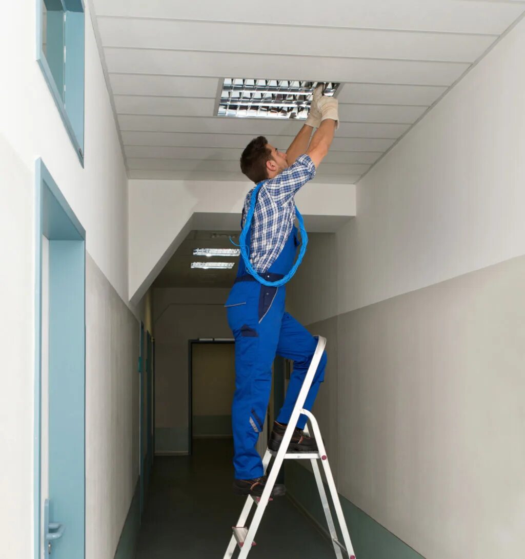 Светодиодные светильники в подъезд. Электромонтер на лестнице. Лестница поменять лампочку. Электрик на стремянке. Лампа в подъезде.