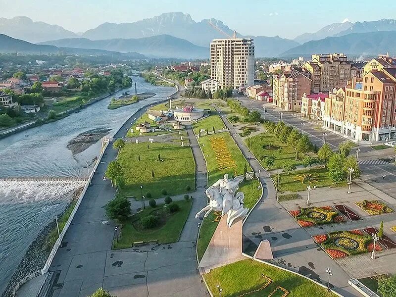 Северо кавказская улица. Набережная реки Терек набережная Владикавказ. Северная Осетия город Алания Владикавказ набережная. Набережная Терек Владикавказ 2020. Алания столица Владикавказ.