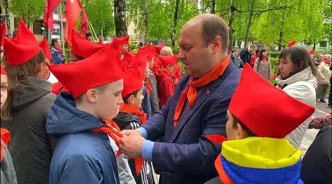 Отмечать торжественно