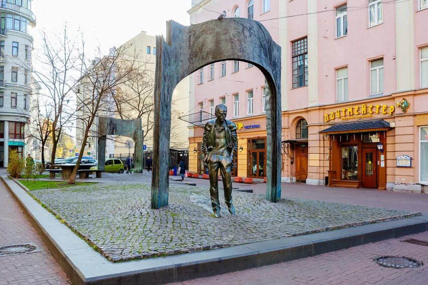 Старый Арбат памятник Окуджаве. Памятник Окуджаве в Москве на Арбате. Памятник Окуджаве на Арбате фото. Месопотамия ул арбат