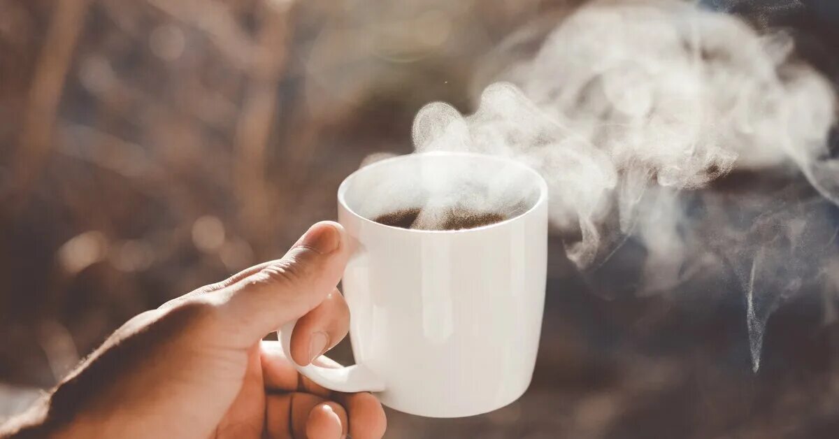Горячий чай. Кружка кофе с дымком. Дымящаяся Кружка кофе. Горячее кофе. В жару пьют горячий чай
