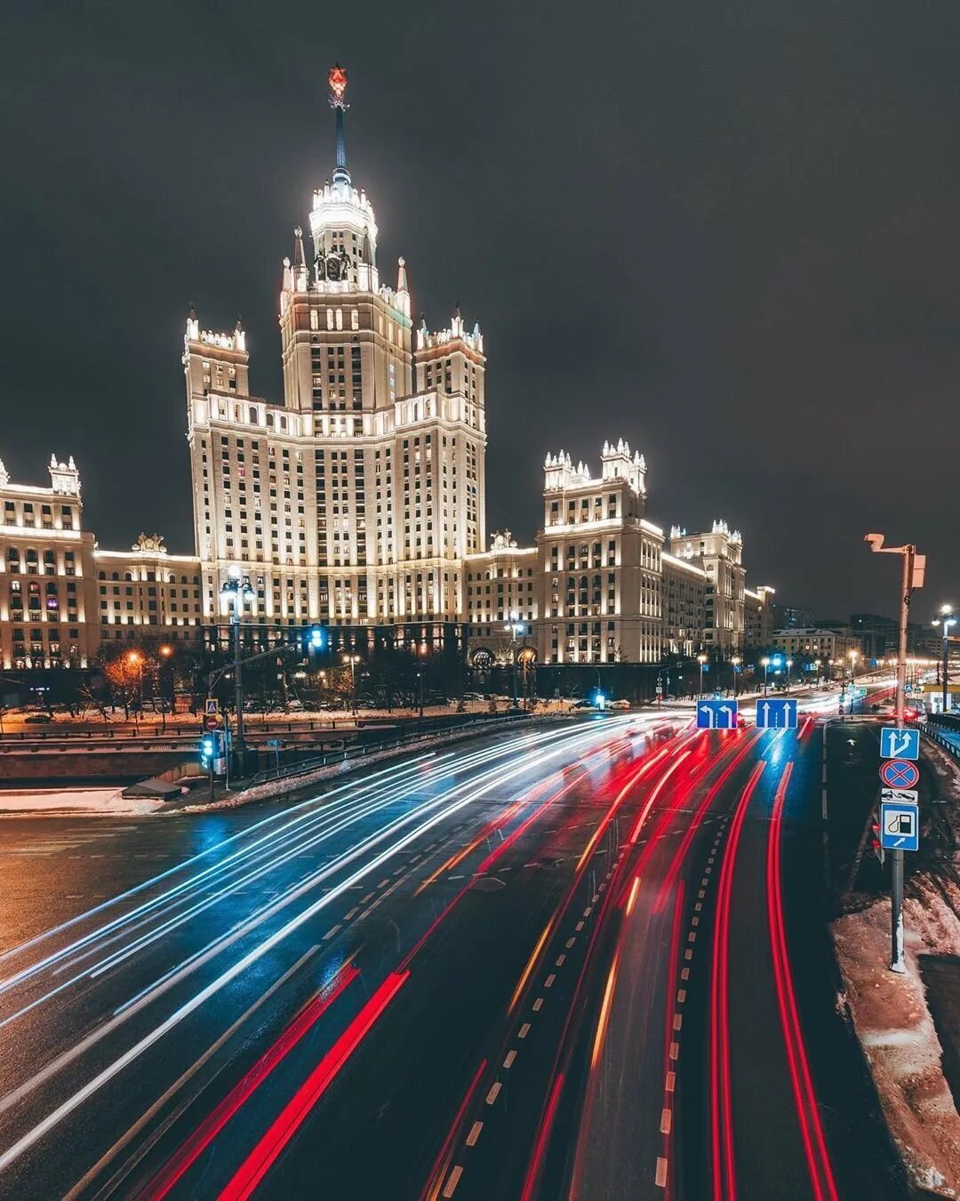 Страна меньше москвы. Устьинский мост в Москве. Москва-Сити и сталинские высотки. Москва высотка на Котельнической набережной. Ночная Москва.