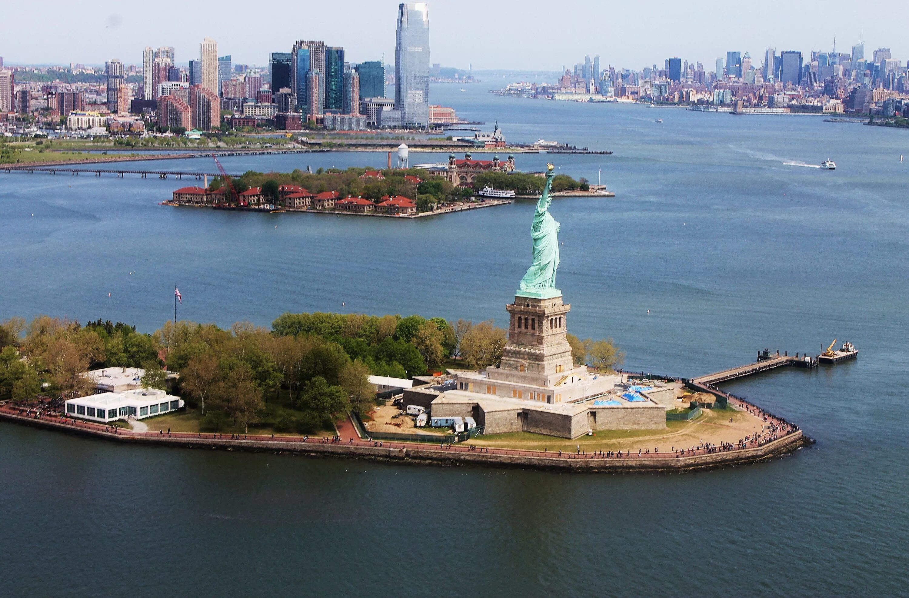 Ellis island. Остров Эллис Нью Йорк. Статуя свободы Нью-Йорк остров. Остров Эллис и статуя свободы. Ellis Island в Нью Йорке.