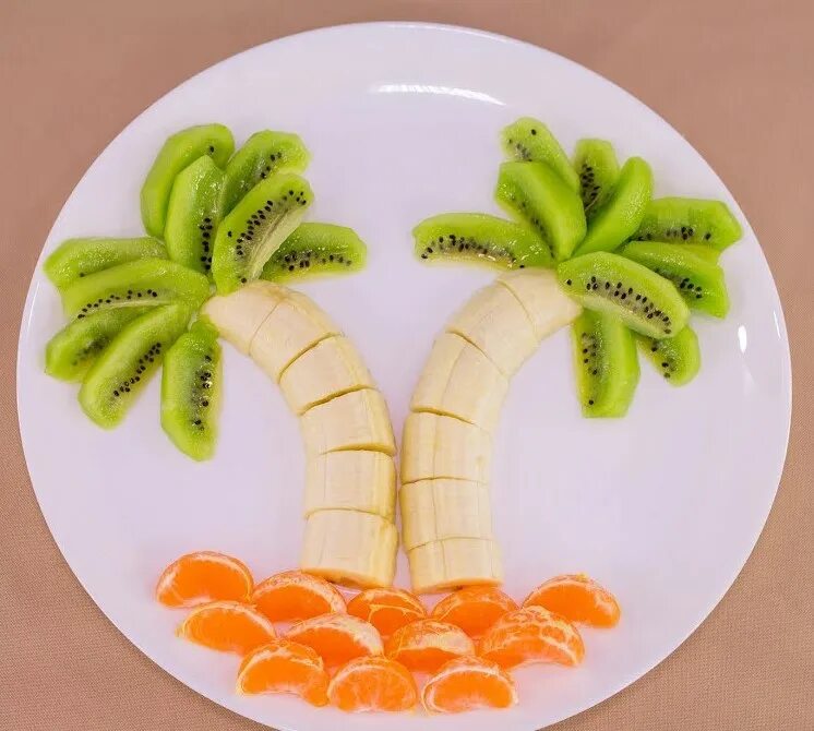 Банан киви мандарин Пальма. Пальма из банана и киви и мандарина. Фруктовая тарелка. Пальма из фруктов на тарелке. Как разрезать тарелку