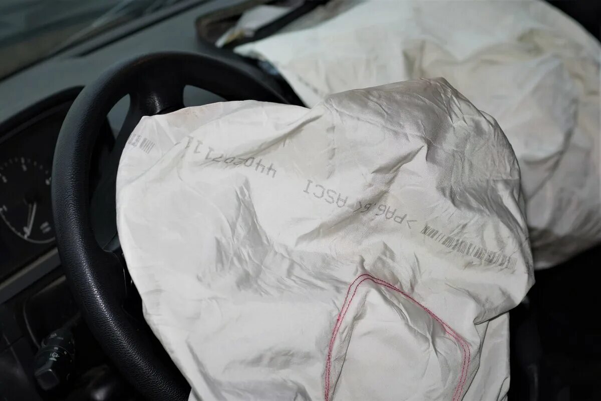 Подушка безопасности тигго. Сработавшая подушка безопасности. 407000014аа подушка безопасности. Сработавшие airbag Ford. Октопус для сработки подушек безопасности.