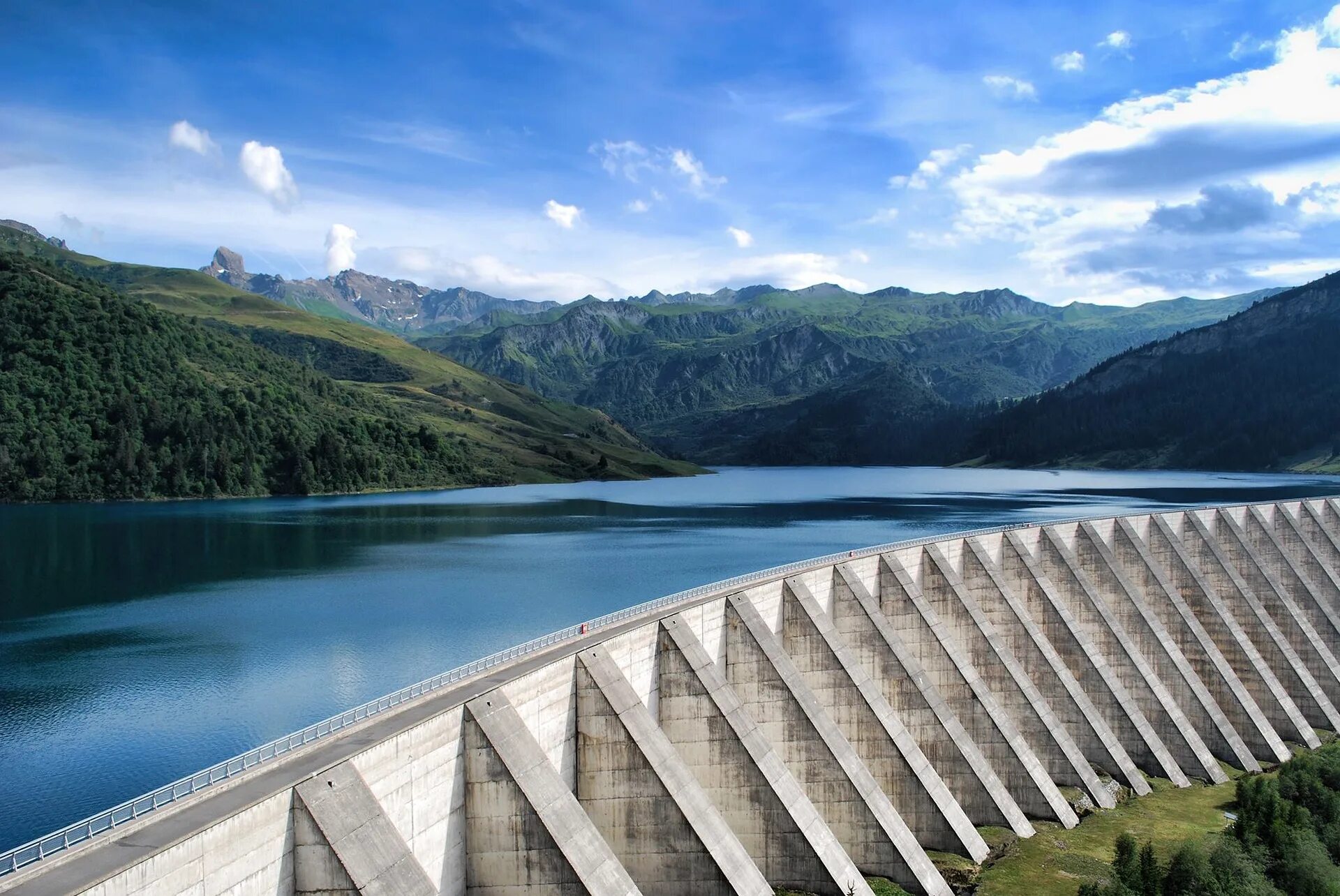 Дамба это простыми словами. Дамба Мовуазен Швейцария. ГЭС В Швейцарии. Гидроэлектростанции Швейцарии. ГЭС Италии.