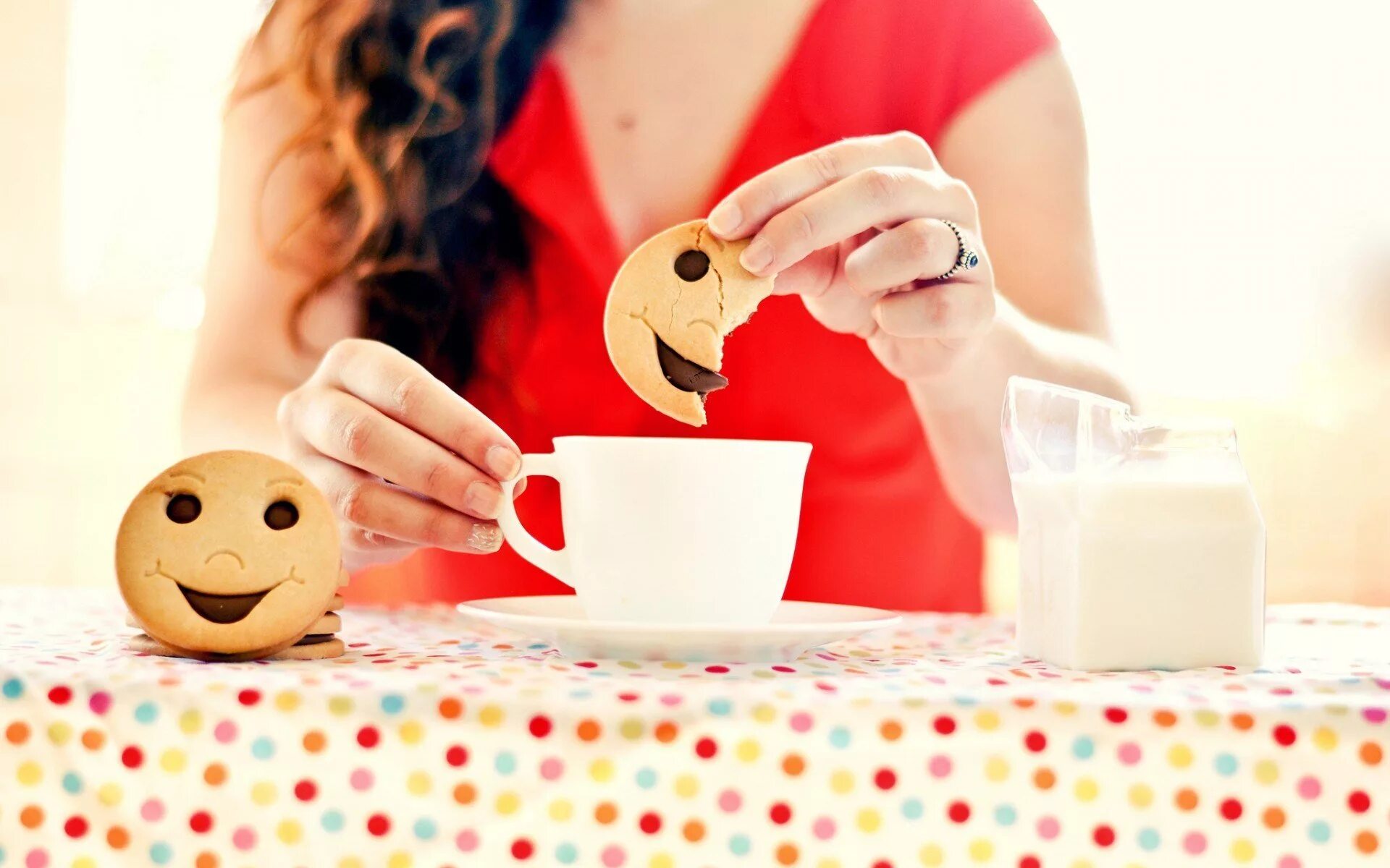Чай пью с печеньями. Чаепитие. Девушка с печеньем. Позитивного утра. Девушка пьет кофе.