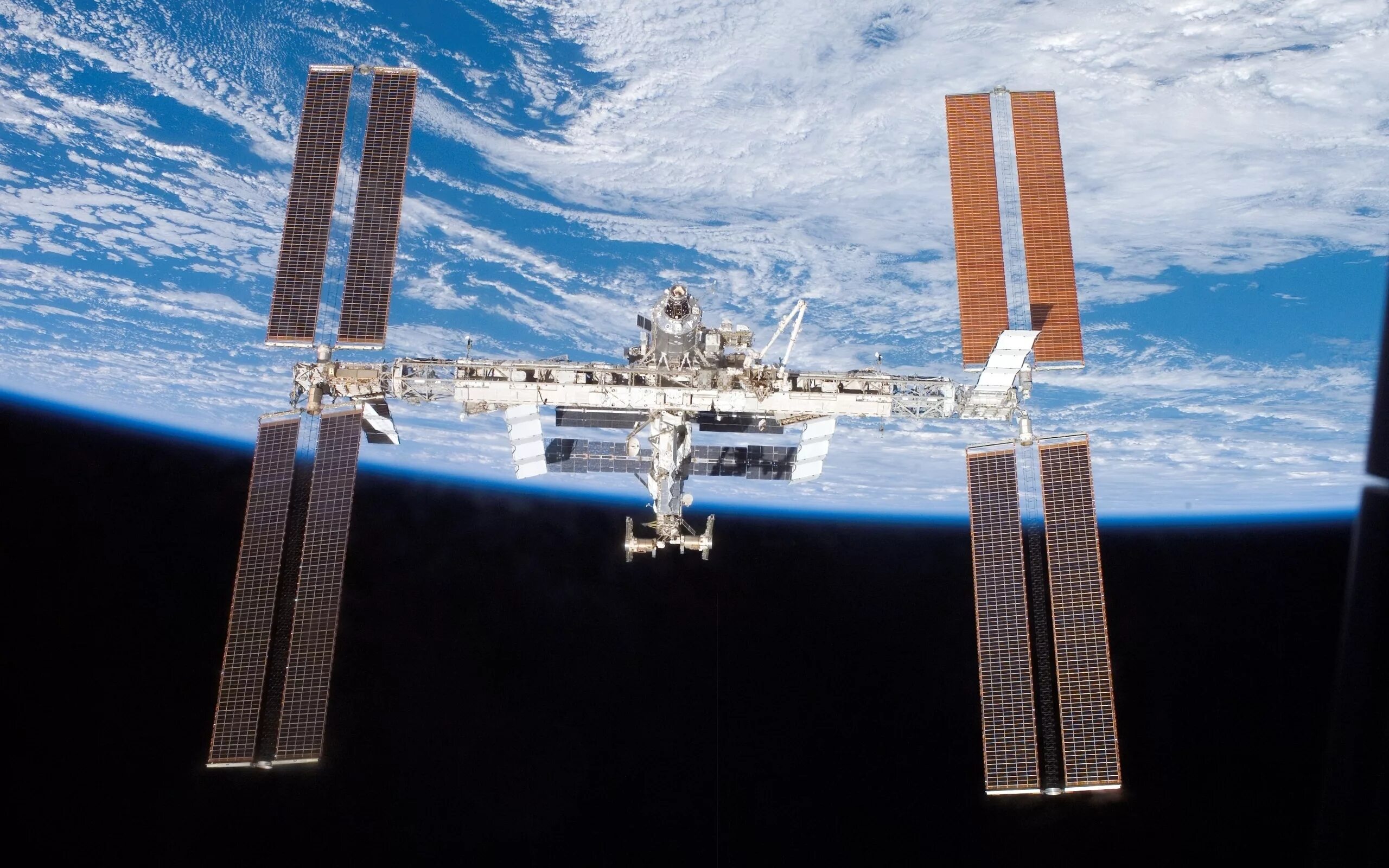 Международная Космическая станция МКС. ISS Космическая станция. Станция МКС В космосе. МКС 2007 год.