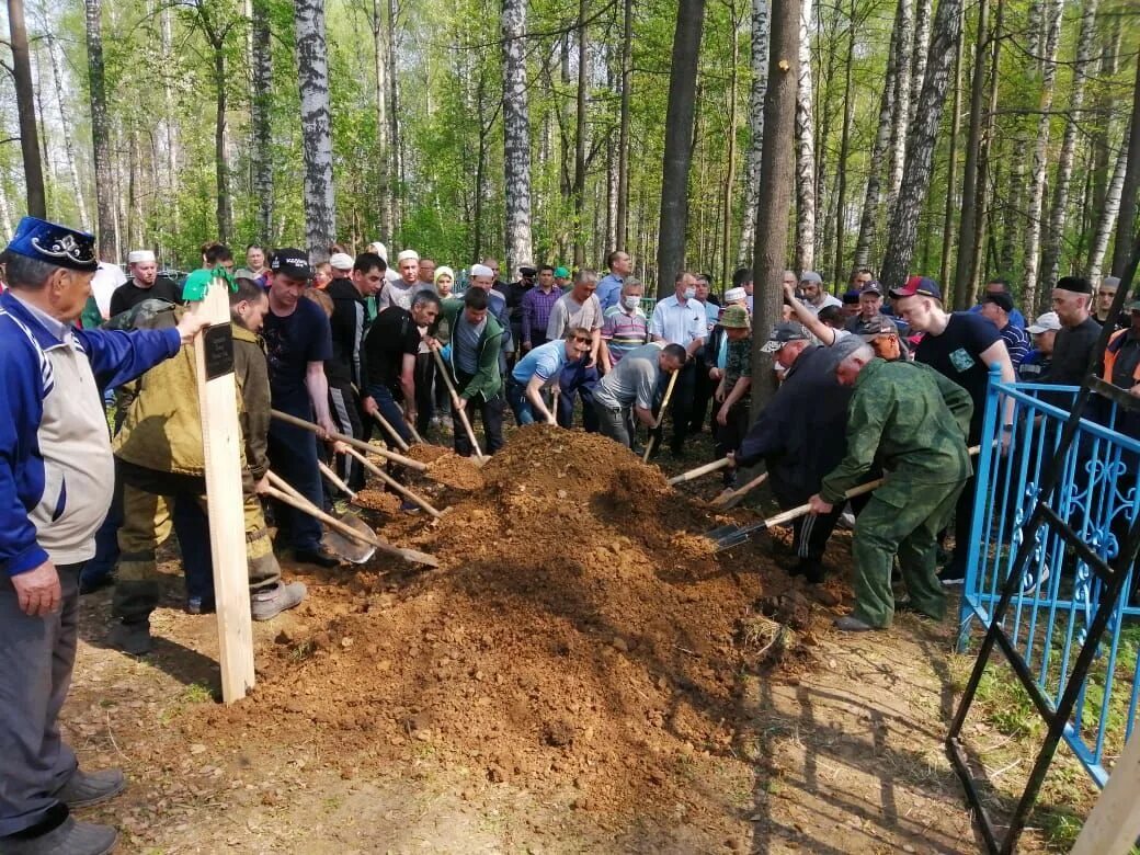 Похоронили жертв крокус. Амир Зарипов гимназия 175 Казань. Казань школа стрельба жертвы.