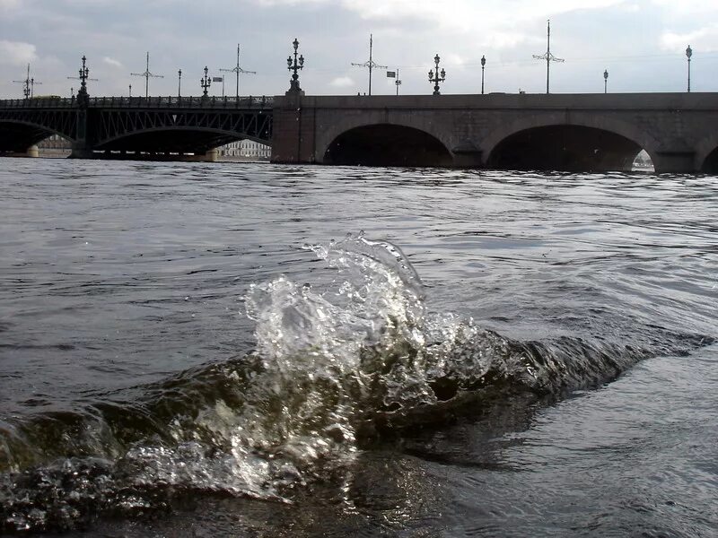 Как деятельность людей влияет на реку неву. Загрязнённая река Нева. Нева грязная река. Река Нева в Санкт-Петербурге загрязнение. Загрязнение реки Невы.