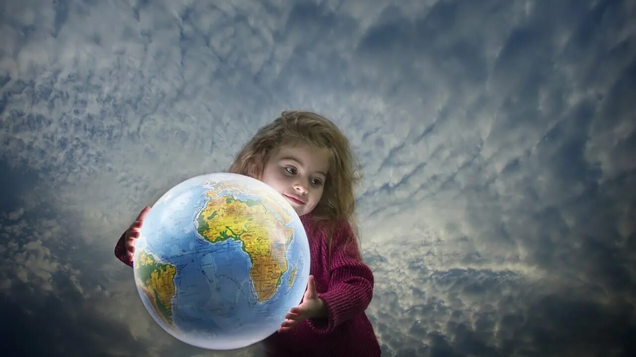 Мальчик и планета земля. Планета земля для детей. Планеты для детей. Планета в руках детей. Дети на большой планете.