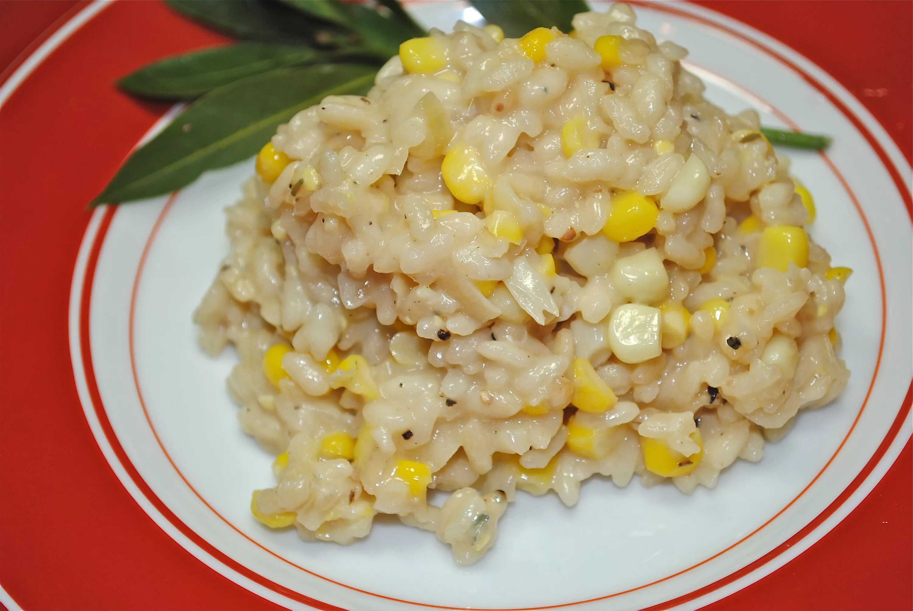 Куриная голень с рисом и овощами в духовке. Фрикасе с кукурузой. Куриные голени с рисом в духовке. Ризотто с курицей фото. Рис с горохом и кукурузой.