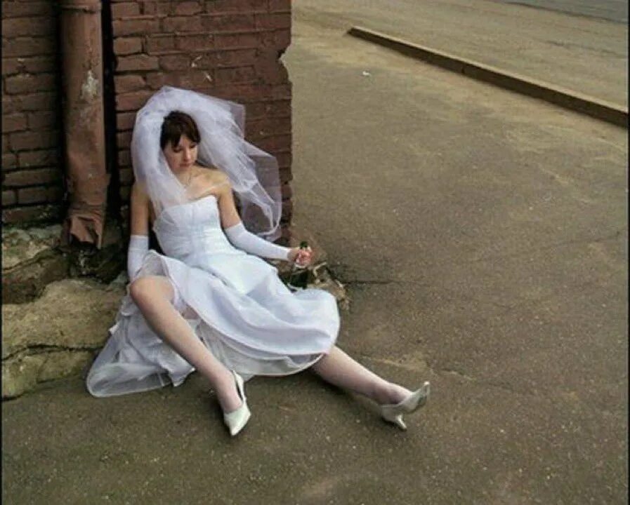 Пьяные невесты. Свадьба невеста. Сбежавшая невеста свадебное платье. Измена невесты жениху видео