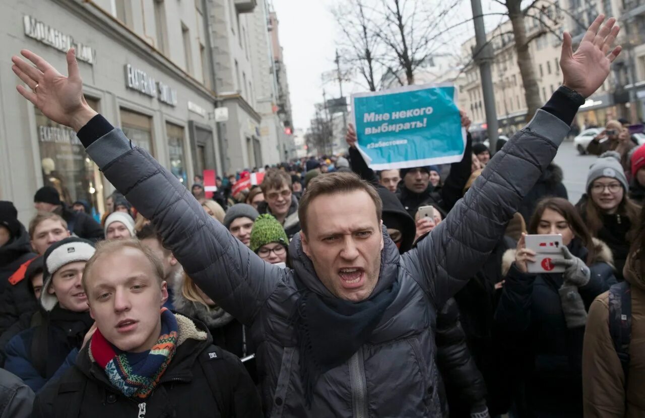 Навальный фото. Митинг за Навального. Навальнята на митинге.