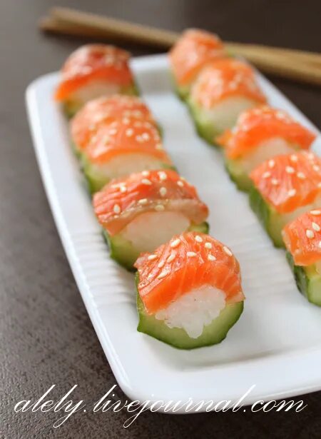 Рулет из огурца. Закуска из огурцов. Роллы из огурцов и красной рыбы. Закуска из огурцов. Роллы из огурца.