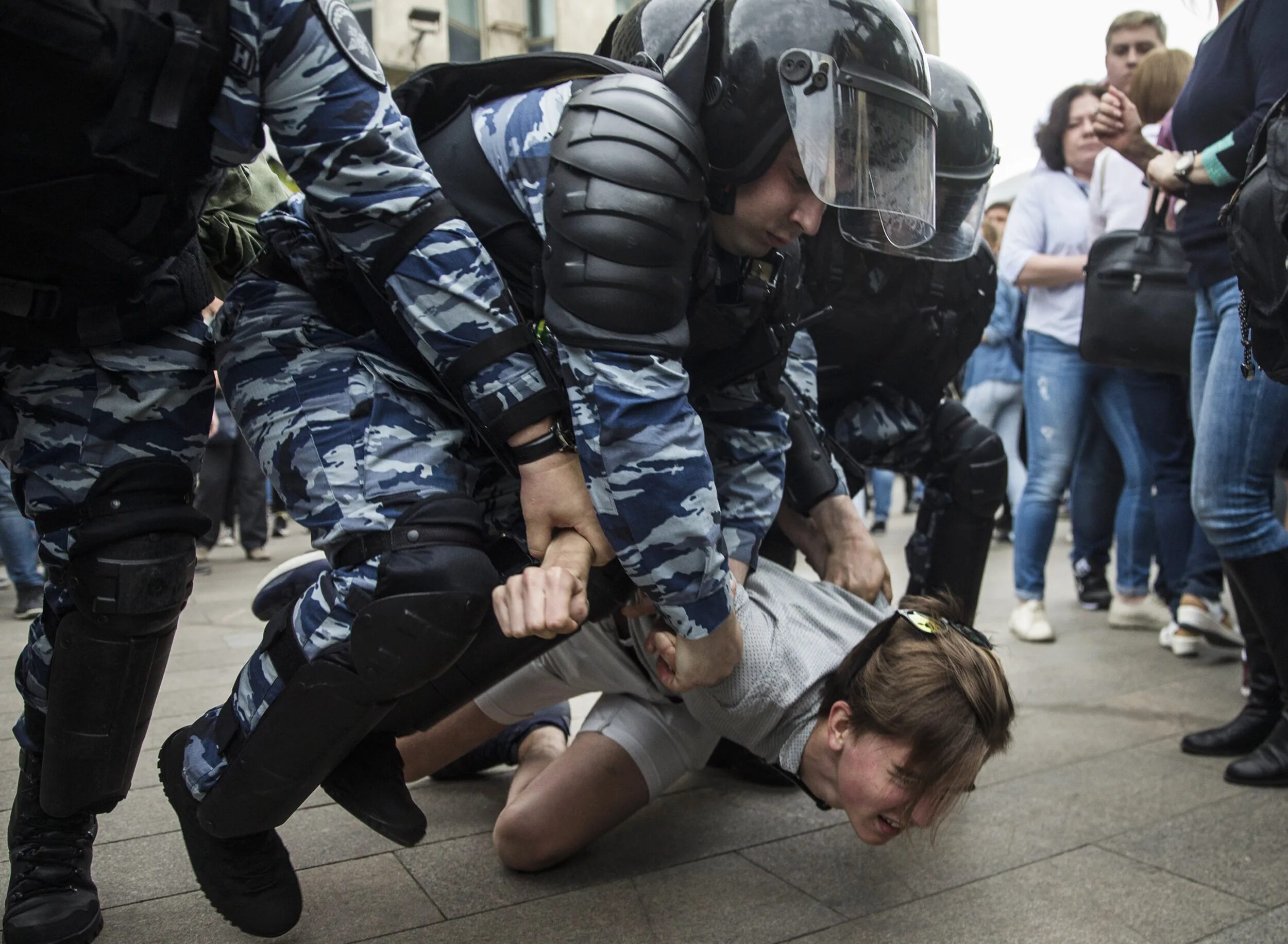 Бьют омон. Немцов ОМОН.