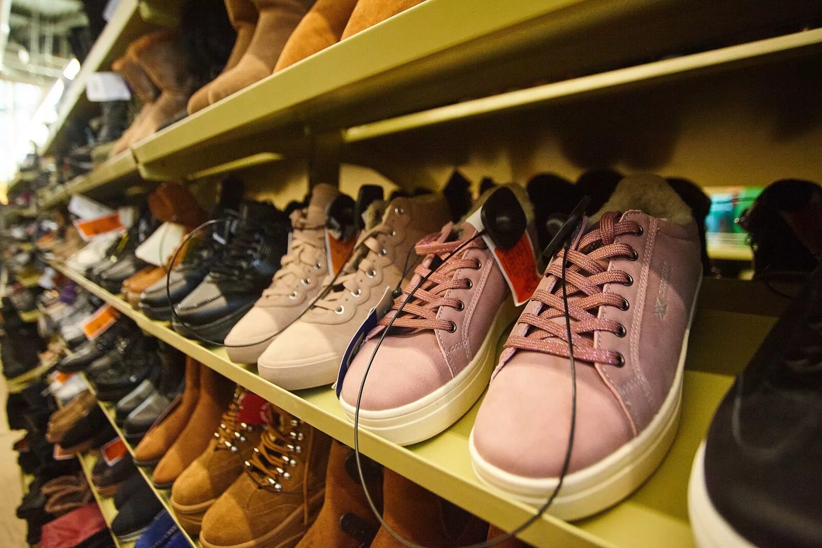 Много одежды и обуви магазин. Магазин одежды и обуви. Одежда и обувь. Магазин брендовой обуви. Фамилия магазин одежды и обуви.