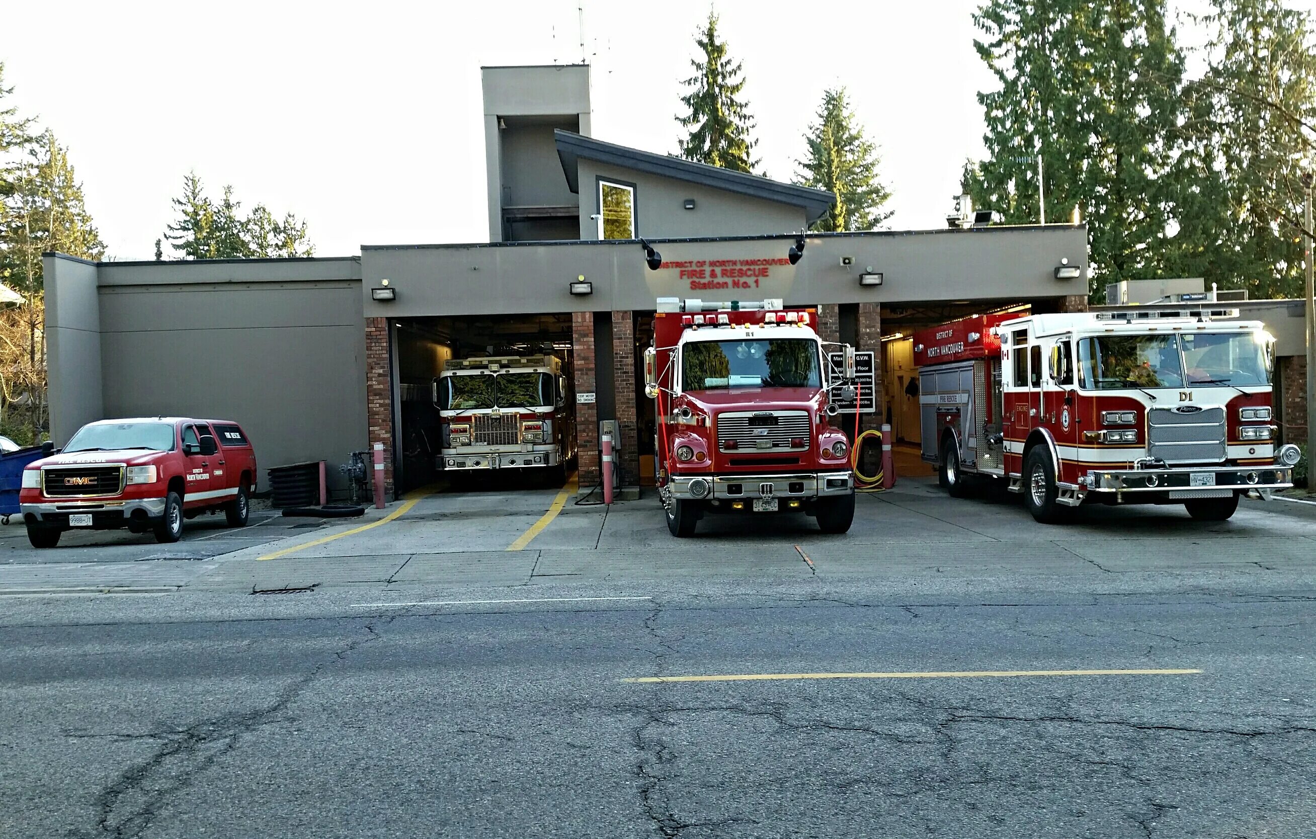 Пожарное депо США. Пожарное депо Fire Stations. Пожарные депо в Америке. Freightliner пожарный. Выезд пожарного автомобиля