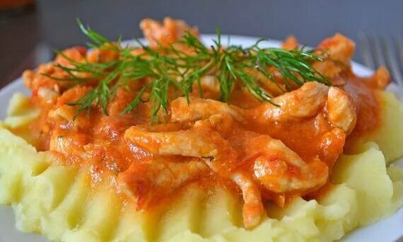 Курица в сметанном соусе с рисом. Куриная грудка с грибным соусом. Гуляш из куриной грудки с подливкой. Филе с подливом. Куриный гуляш с подливкой.