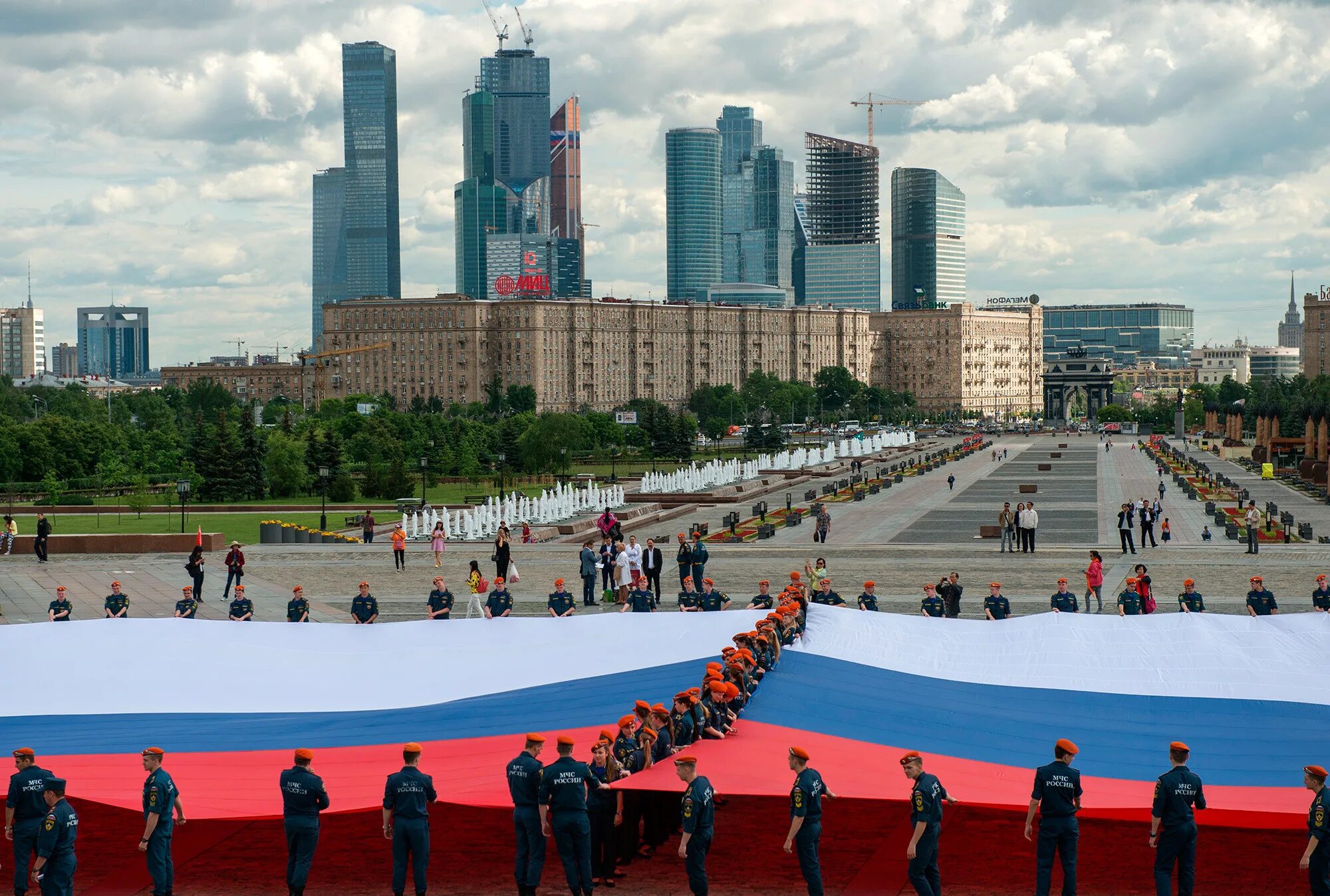 Многие российские. Самый большой флаг РФ. Площадь России. Огромная Россия. Настоящая Россия.