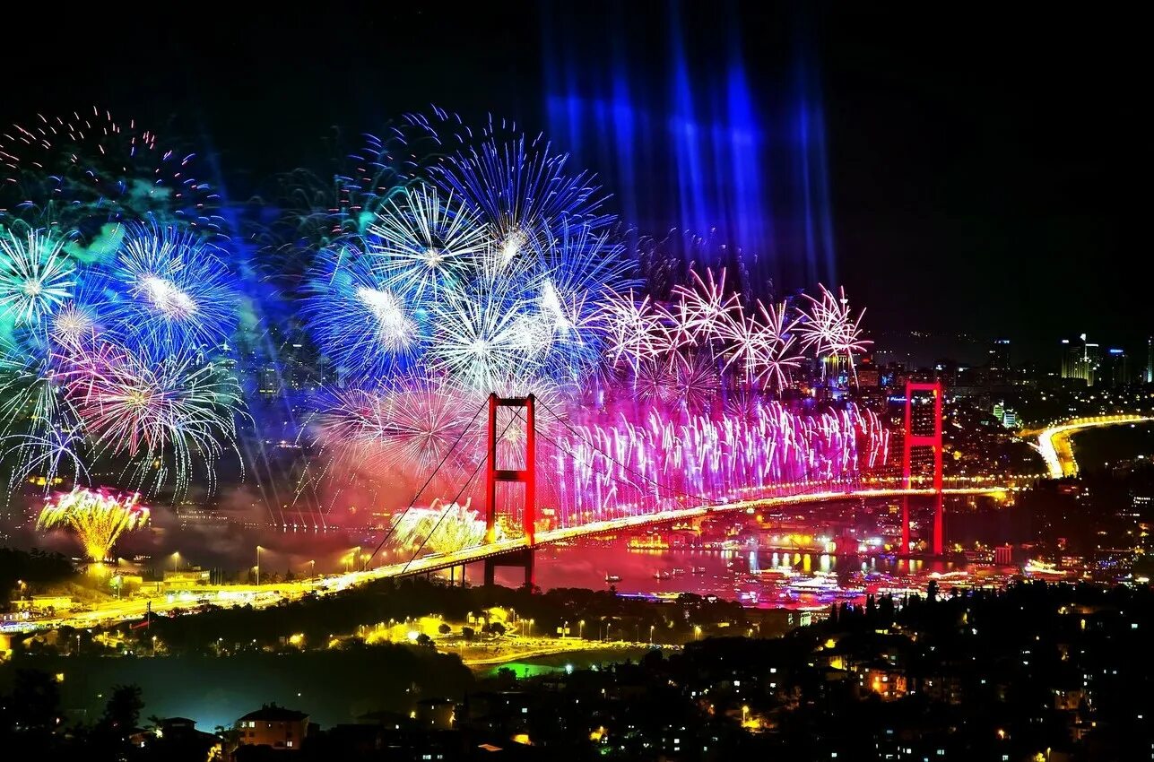 Turkey new. Стамбул новогодний Босфор. Салют в Стамбуле. Новогодний салют в Стамбуле. Стамбул новый год 2023 салют.