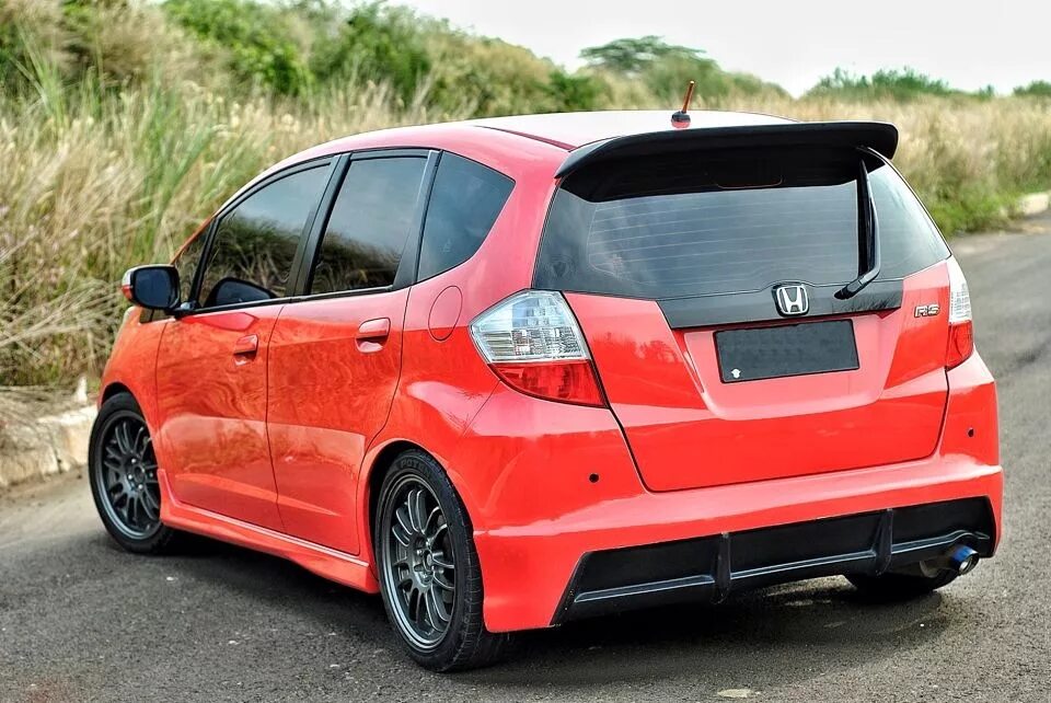 Так сказать на фит. Honda Fit RS ge8. Honda Fit 2 RS. Mugen Honda Fit ge8. Хонда фит 3 поколения.