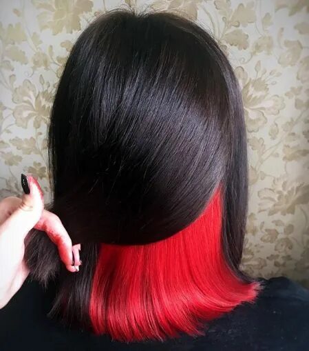 Черные волосы сверху. Скрытое окрашивание красный. Скрытое окрашивание волосрасный. Скрытое окрашивание волос красный. Скрытое окрашивпание крас.