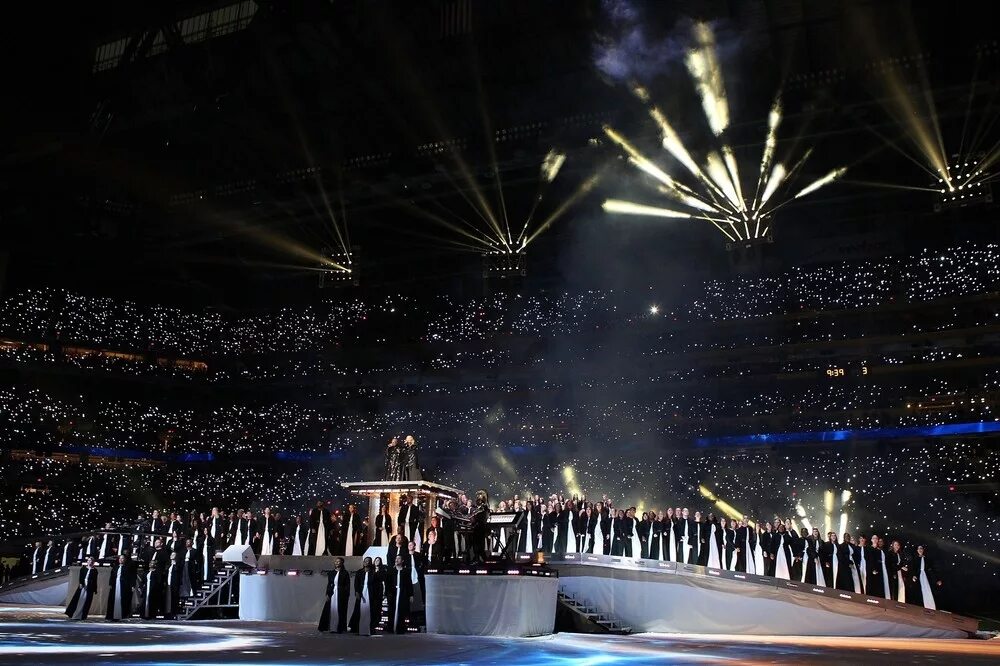 Bowl halftime show. Мадонна супербоул 2012. Мадонна super Bowl. Мадонна 2012 Олимпийский концерт. Олимпийский концерт Мадонны.