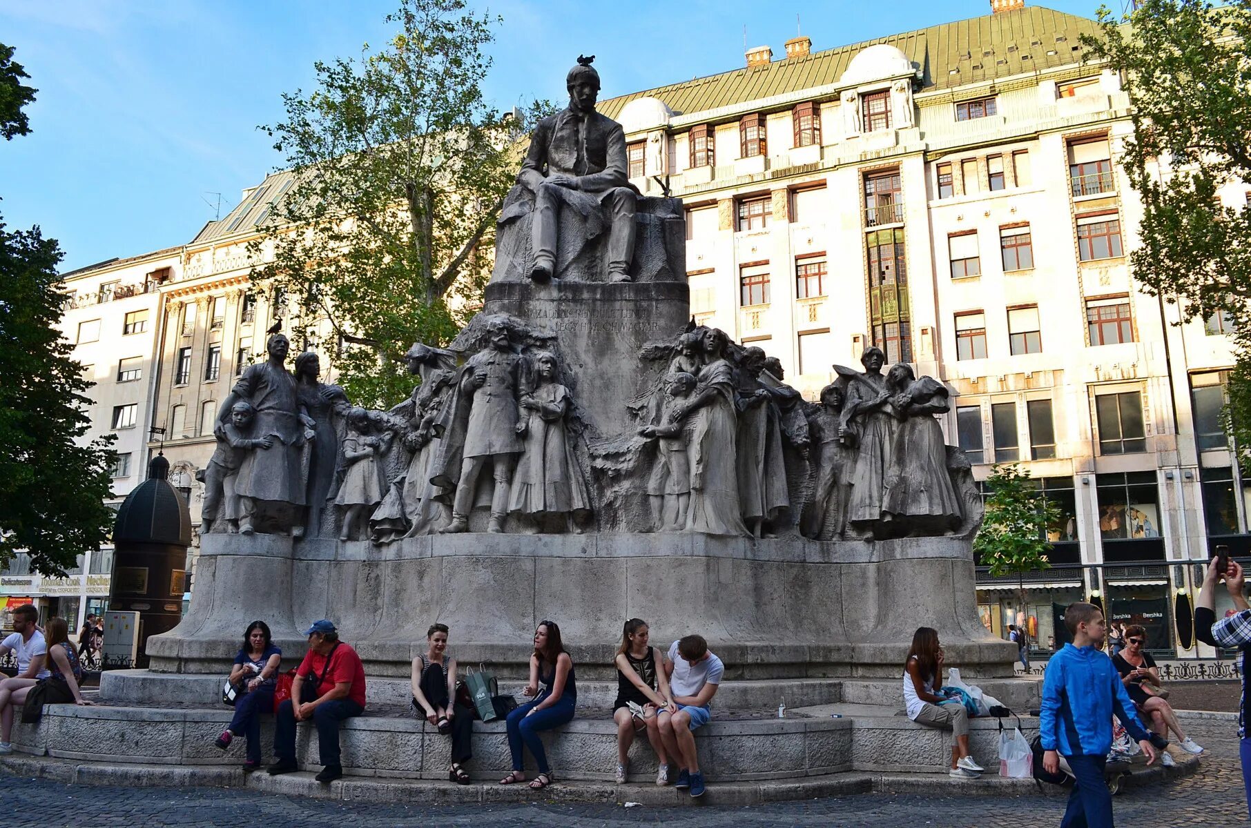 Звучащий памятник. Будапешт площадь Вёрёшмарти. Будапешт Пешт памятник. Площадь Верёшмарти в Будапеште. Памятник Коломбо в Будапеште.