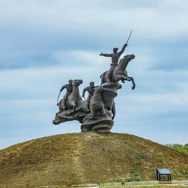 Веселый ростовская область. Памятник Думенко Веселовский район. Весёловский район Ростовская область. Памятник б. м. Думенко Веселовский район. Хутор казачий Ростовская область Веселовский район.