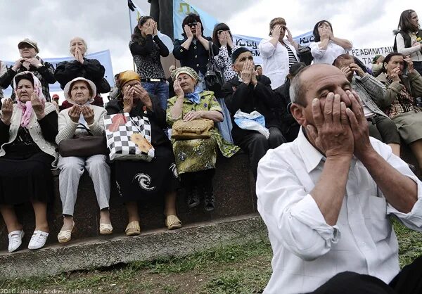 Крымские татары на демонстрации в годовщину депортации. Весь народ от мала