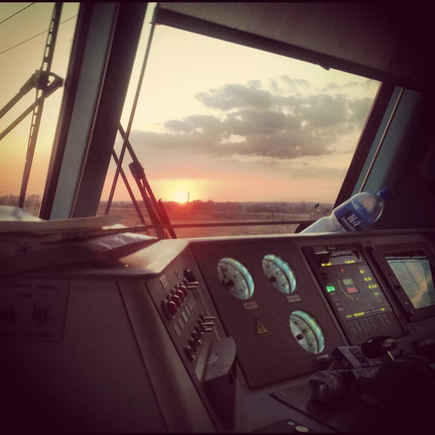 Вид из окна кабины электровоза вл 80. Вид из кабины машиниста поезда. Вид из кабины электропоезда. Вид с кабины поезда. Мцк ласточка кабина машиниста.