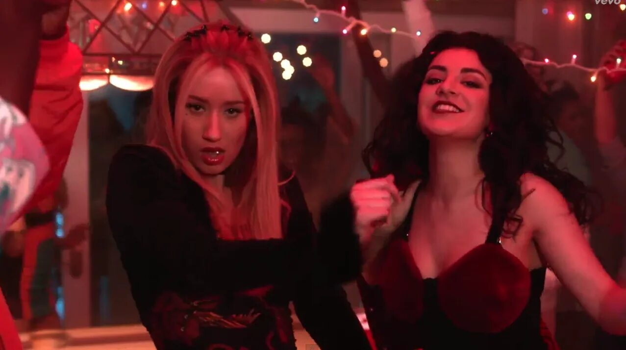 Включи видео джи. Iggy Azalea and Charli XCX. Charli XCX Fancy. Fancy Iggy Azalea feat. Charli XCX. Iggy Azalea Fancy.