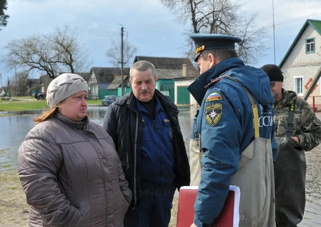 Главные новости региона. Весенний паводок. Сотрудник МЧС. Сотрудники МЧС России. Трубчевск паводок.