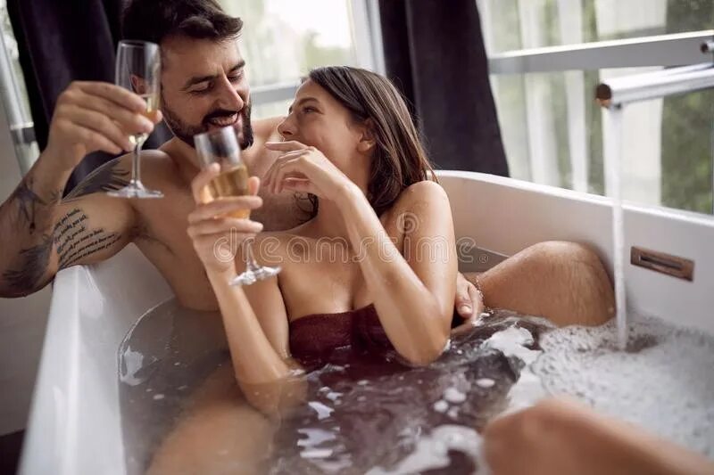 Моет мужа. Девушки джакузи шампанское. Фотосессия девушек в джакузи с шампанским. Пара в ванной с шампанским. Девушка с парнем и шампанским в ванне.