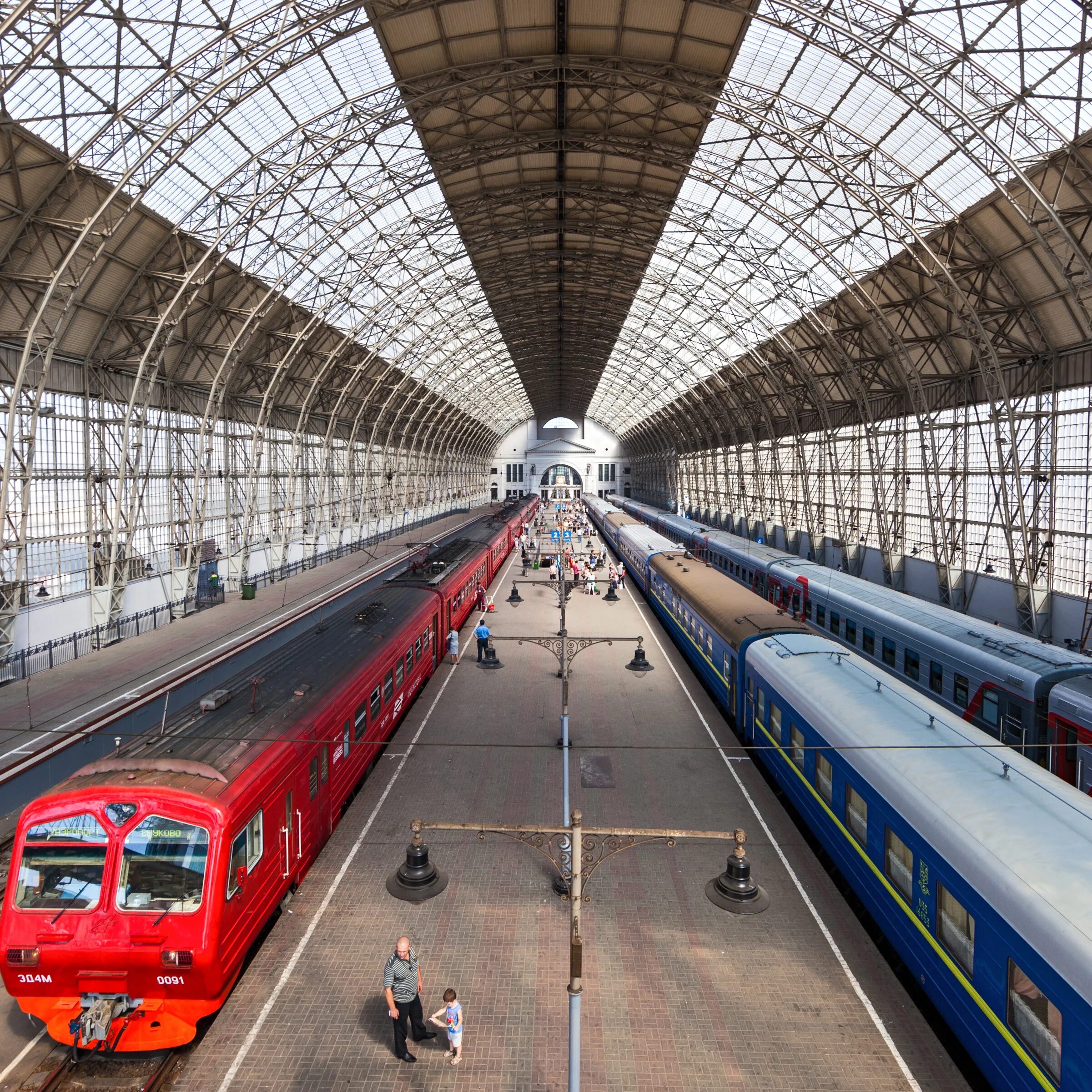 Ржд московская железная дорога. Поезд на станции. РЖД вокзал. Поезд на вокзале. Киевский вокзал.