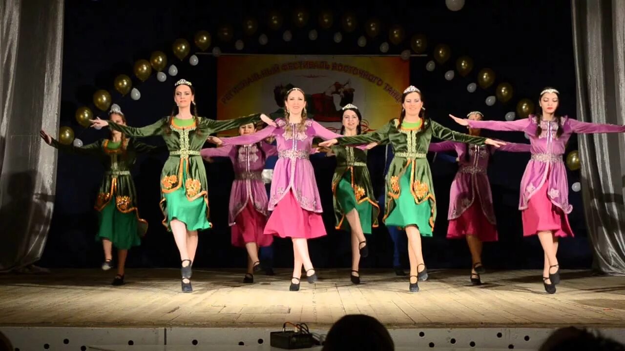 Армянские песни лорке. Армянский танцевальный костюм. Армянские песни лорке. Ахас манукян. Hayastan песня.