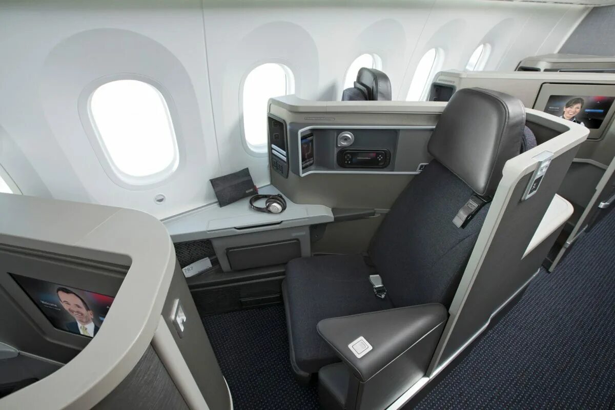 787 Dreamliner first class. Боинг 787 Дримлайнер бизнес класс. Боинг 787 American Airlines салон. Американ Эйрлайнс бизнес класс.