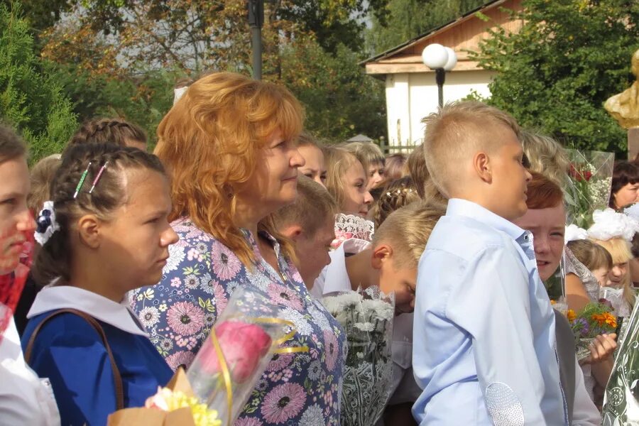 астры на первое сентября. фон 1 сентября линейка. линейка 1 сентября 2018. линейка 1 сентября. первое сентября 2018.