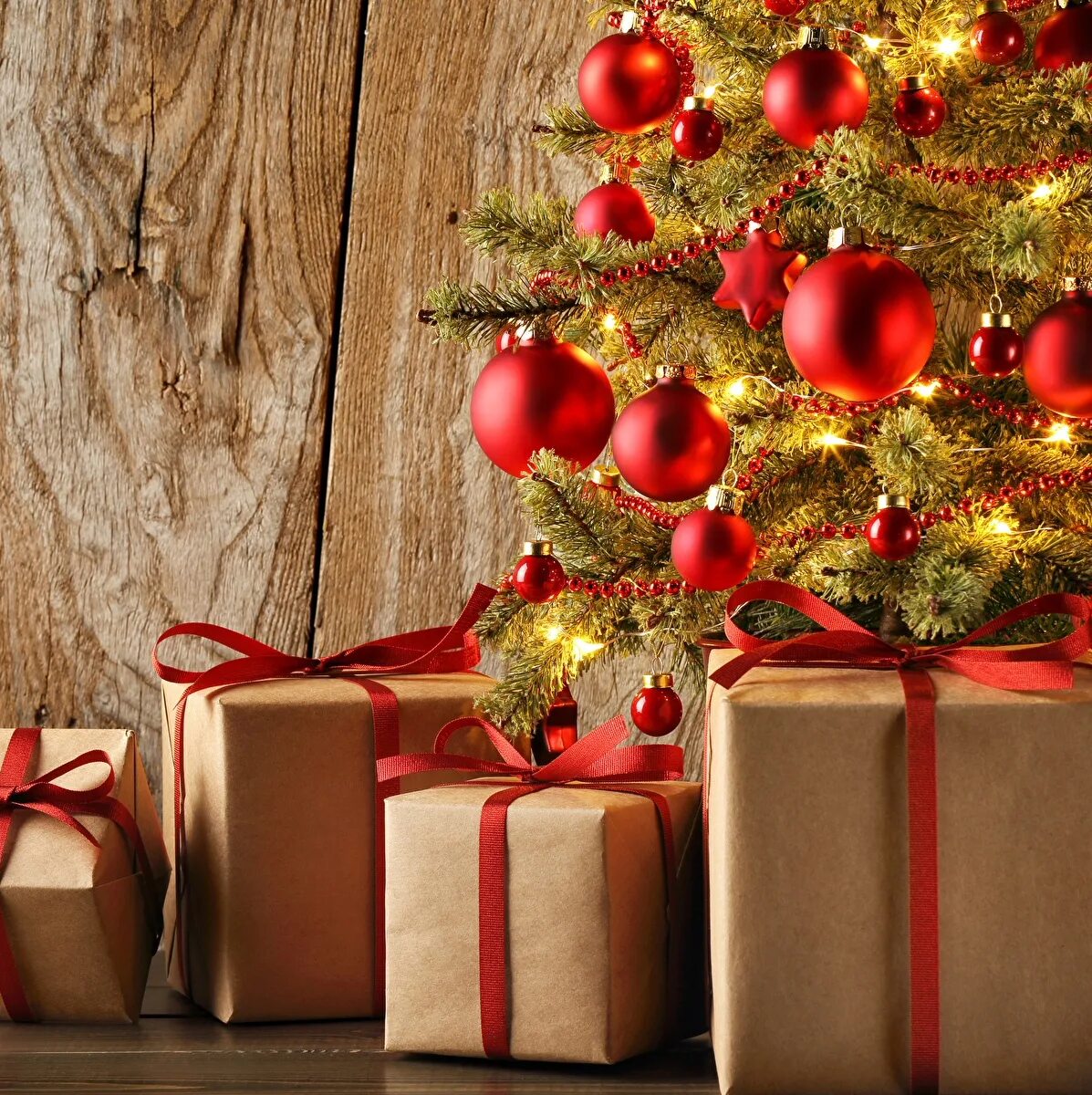 Holiday gifts. Подарки для елки. Новогодняя елка с подарками. Подарок на новый год с елкой. Новогодние подарки под елкой.