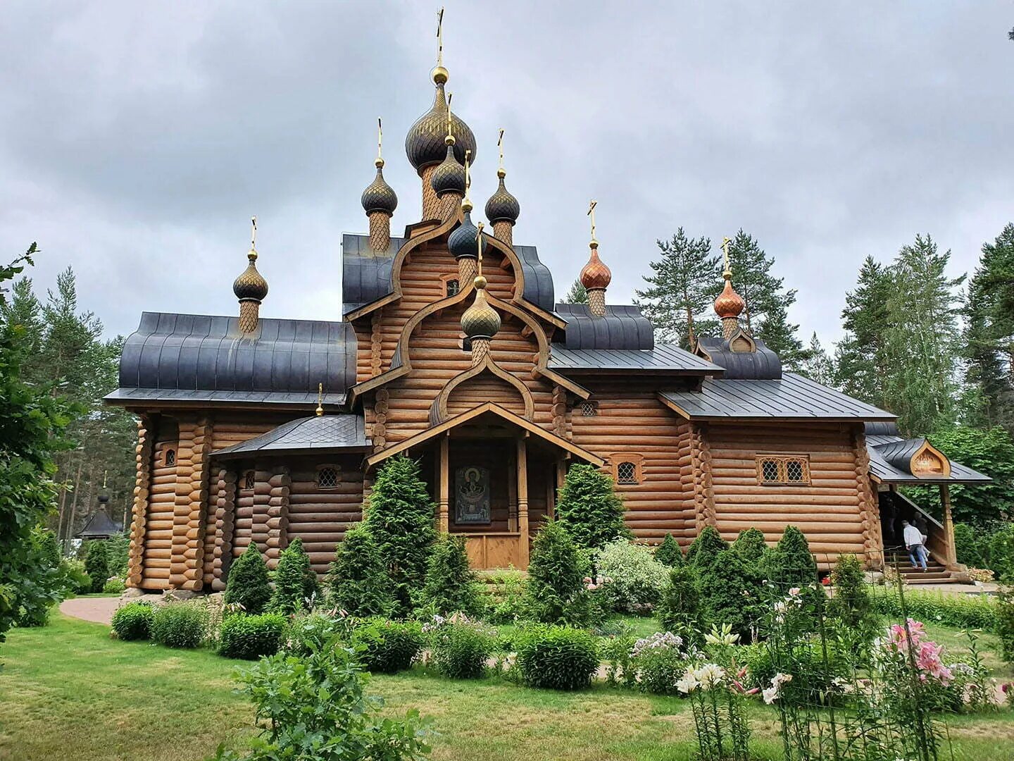 Окрестности сосново. Храм в Приозерске Ленинградской области. Храм в Сосново Приозерский. Храм всех святых в Сосново. Церковь в Сосново Приозерский район.