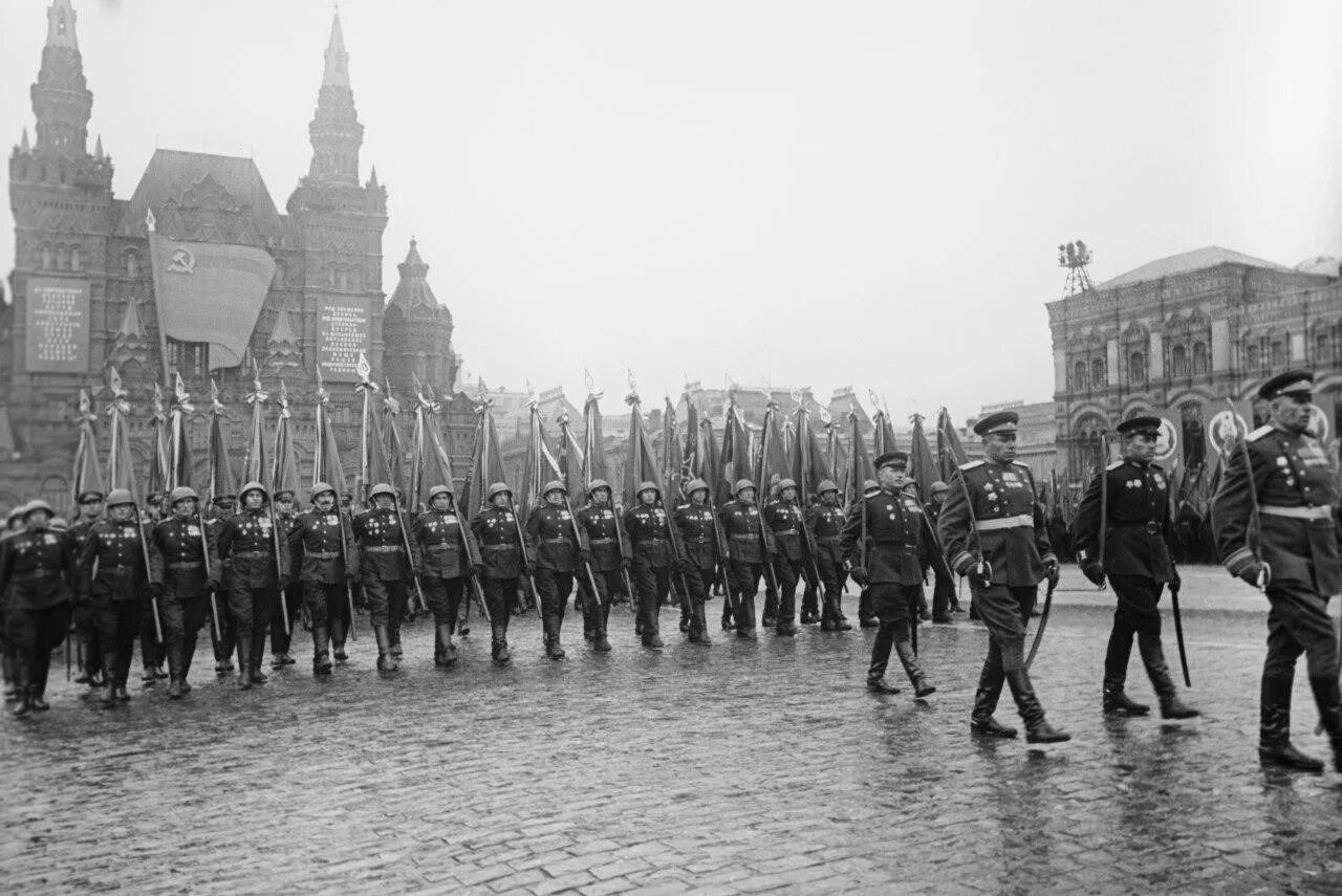 Первые парады победы. Первый парад Победы 24 июня 1945 года. Великая Отечественная война парад Победы 1945. Первый парад Победы в Москве в 1945 году. Парад Победы на красной площади 1945.