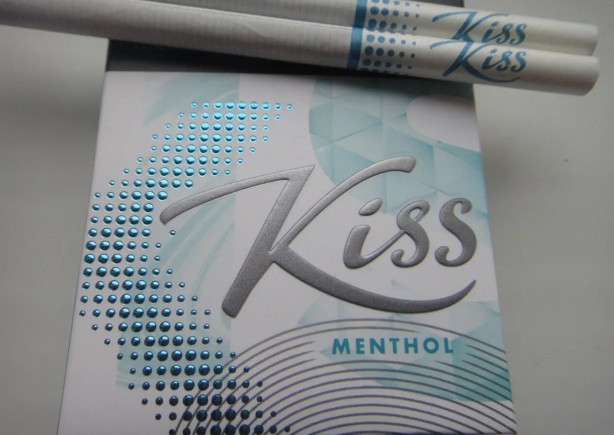 Поцелую без ментола. Сигареты Kiss Menthol. Сигареты Кисс 2022. Kiss с ментолом. Кисс с кнопкой ментол.