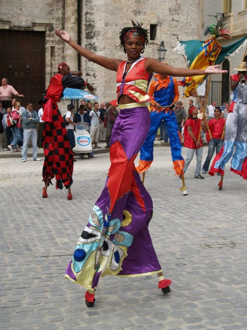 Кубинский народный танец. Национальная одежда кубинцев. Гавана карнавал Куба. Куба Варадеро танцы. Куба кубинки Гавана.